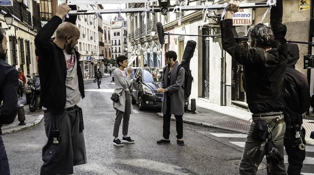 Rodaje de ’No le culpes al karma de lo que te pasa por gilipollas’, con Verónica Echegui y Álex García. Rodaje de ’No le culpes al karma de lo que te pasa por gilipollas’, con Verónica Echegui y Álex García.