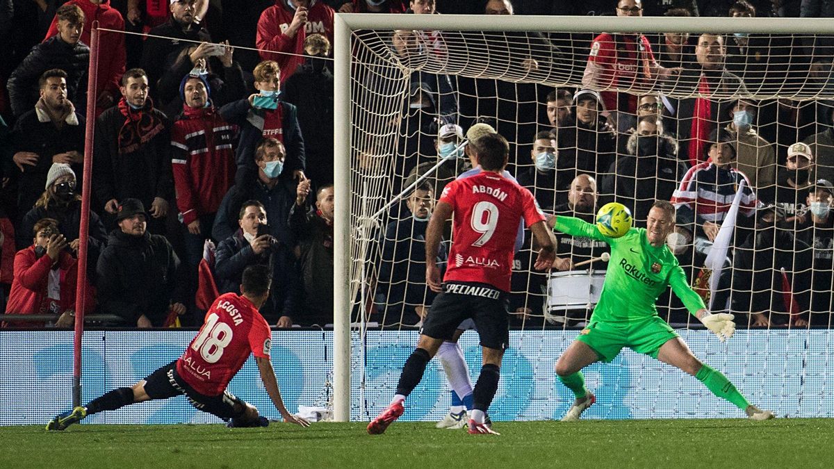 El portero alemán del Barcelona Marc-Andre ter Stegen desvía un disparo del defensa español del Real Mallorca Jaume Costa. El portero alemán del Barcelona Marc-Andre ter Stegen desvía un disparo del defensa español del Real Mallorca Jaume Costa.