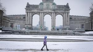 Nieve y frío en Bruselas. En la foto, un niño pasea por el parque del Jubileo, en la ciudad belga, cubierto de nieve.