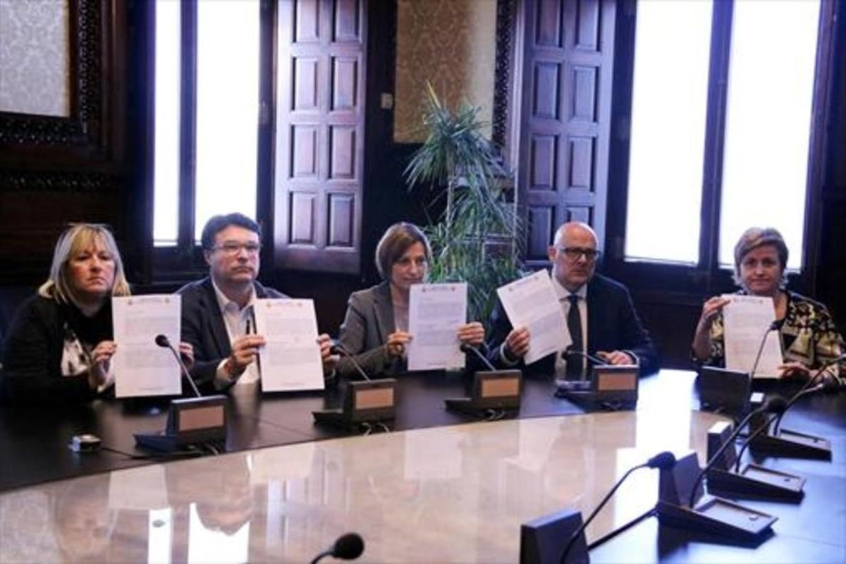 APERCIBIDOS Los miembros de la Mesa del Parlament, con el aviso del TC. APERCIBIDOS Los miembros de la Mesa del Parlament, con el aviso del TC.
