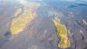 Dos ’islas’ que han dejado las coladas del volcán en Cumbre Vieja.