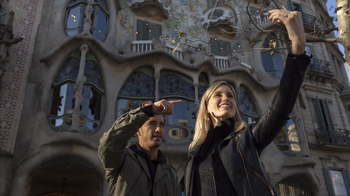 El fotógrafo Jonathan Carvajal enseña cómo hacerse un selfie frente a la Casa Batlló.  