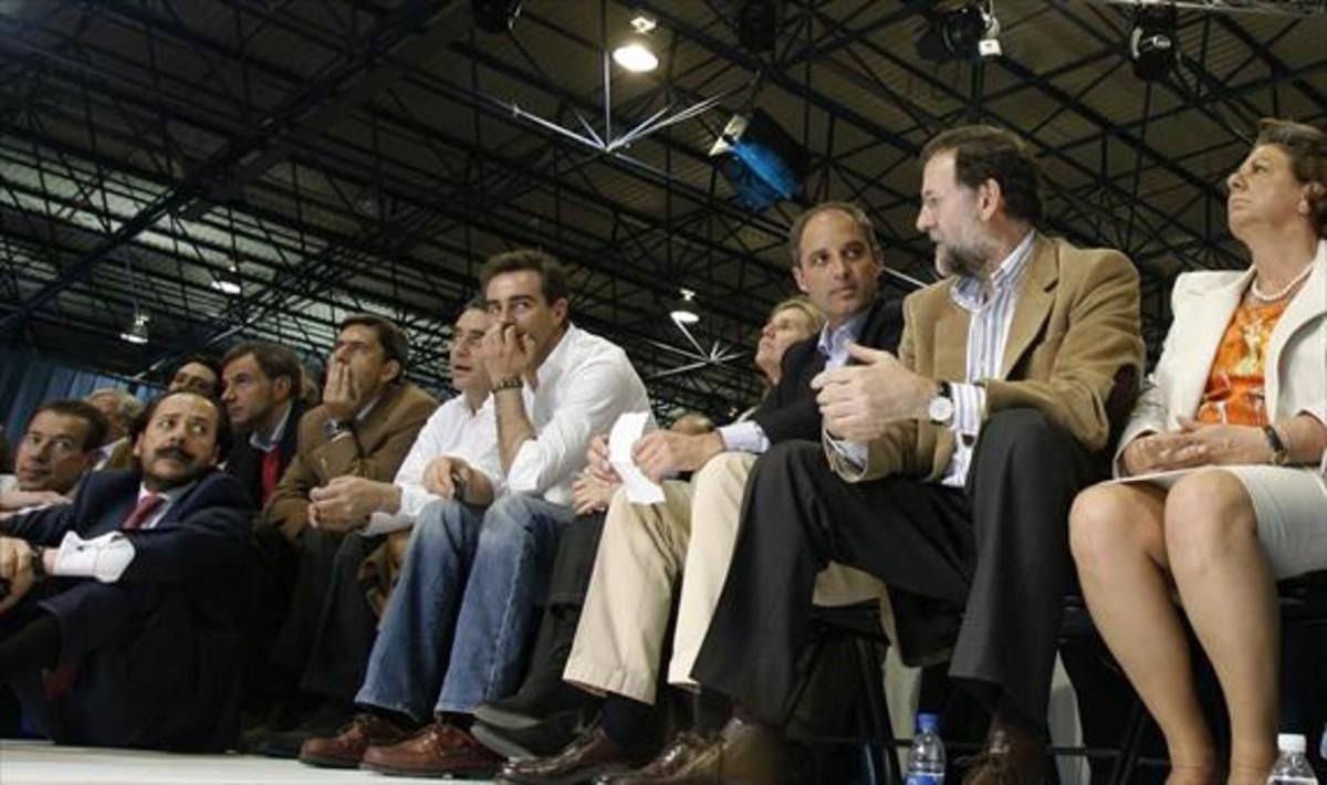 Álvaro Pérez, ’el Bigotes’ (izquierda), en un mitin del PP en València con Camps, Costa, Rajoy y Rita Barberá Álvaro Pérez, ’el Bigotes’ (izquierda), en un mitin del PP en València con Camps, Costa, Rajoy y Rita Barberá