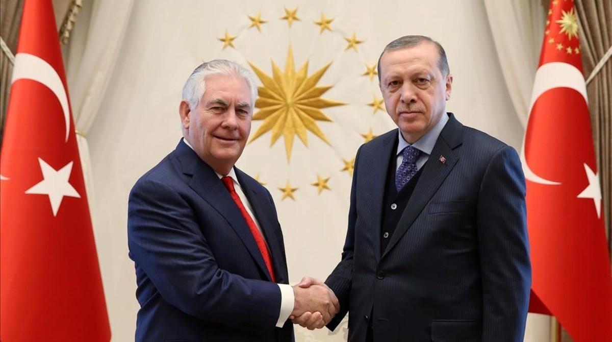 Tillerson (izquierda) y Erdogan, en su encuentro en Ankara, el 30 de marzo.