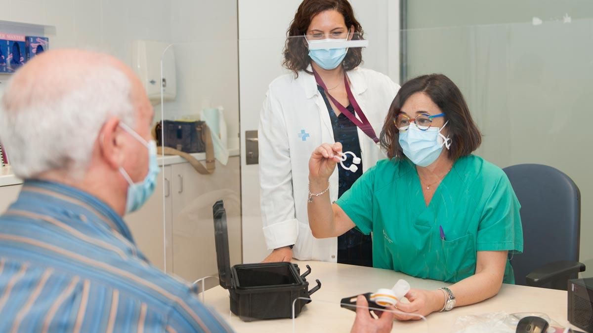 Profesionales del Hospital de Bellvitge informan a un paciente sobre el uso de la espirometría a domicilio. Profesionales del Hospital de Bellvitge informan a un paciente sobre el uso de la espirometría a domicilio.