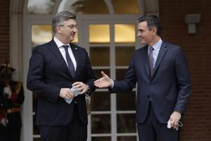 El presidente del Gobierno, Pedro Sánchez, recibe al primer ministro de Croacia, Andrej Plenković, este 16 de marzo de 2022 en el palacio de la Moncloa.