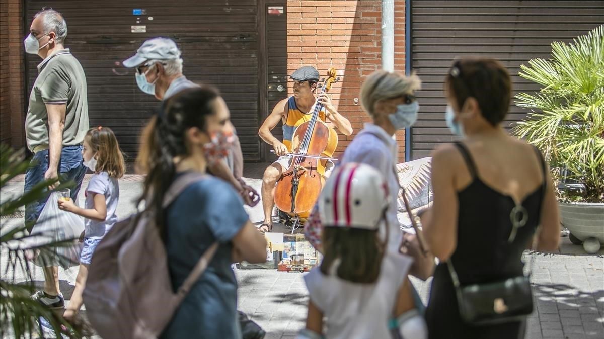 Un músico actuando en una calle de Esplugues de Llobregat. Un músico actuando en una calle de Esplugues de Llobregat.