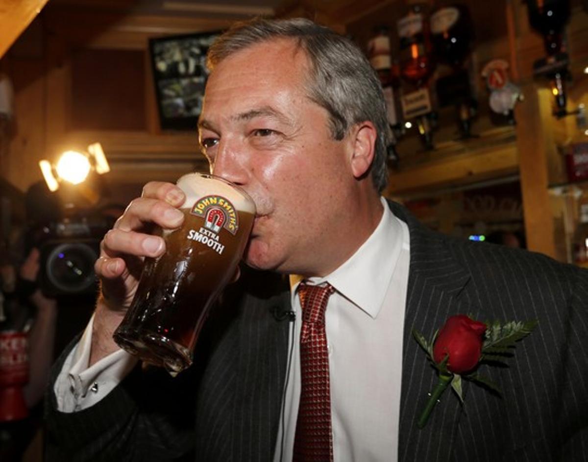 El líder del Partido por la Independencia del Reino Unido (UKIP), Nigel Farage, tomándose una pinta de cerveza en la localidad de Ramsgate.