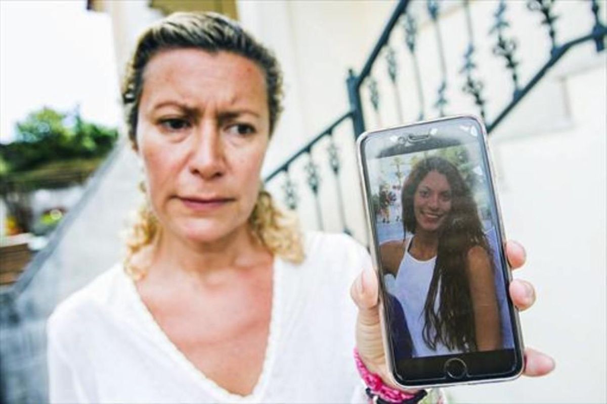La madre de Diana Quer muestra una foto de su hija, desaparecida desde el 22 de agosto. La madre de Diana Quer muestra una foto de su hija, desaparecida desde el 22 de agosto.