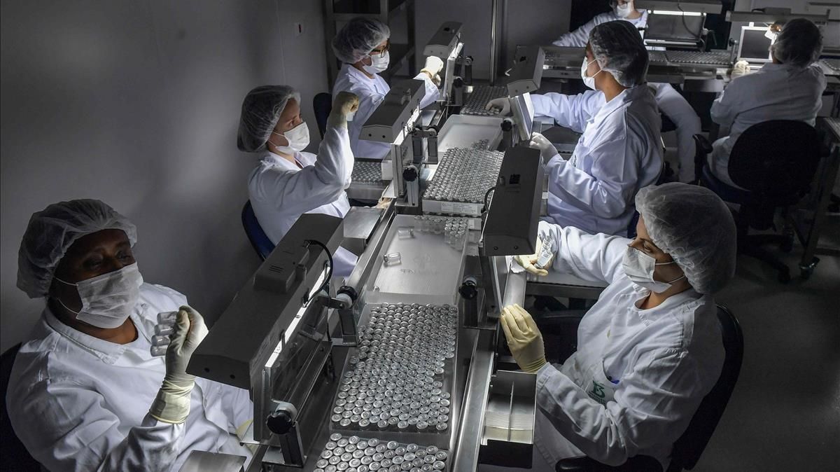 Empleados trabajan en la línea de producción de una vacuna contra el coronavirus covid-19 Empleados trabajan en la línea de producción de una vacuna contra el coronavirus covid-19