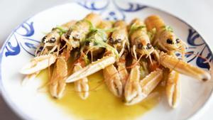 Cigalas con ’agua de Lourdes’.