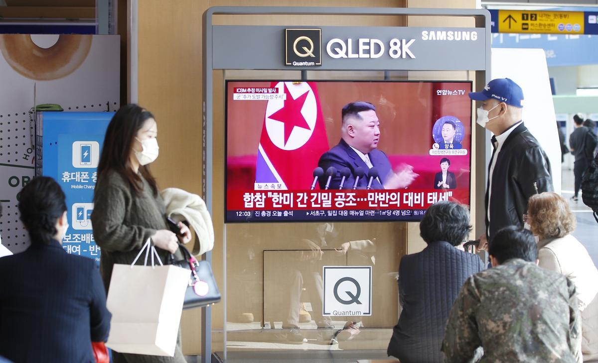 Ciudadanos ven la televisión en una estación de Seúl que informa sobre el lanzamiento de un misil por parte de Corea del Norte.