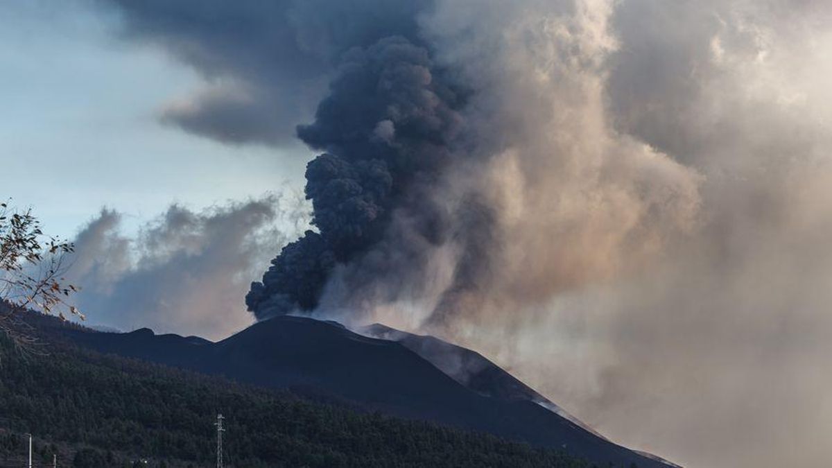 El Cabildo de La Palma aconseja el confinamiento por los altos niveles de dióxido de azufre del volcán El Cabildo de La Palma aconseja el confinamiento por los altos niveles de dióxido de azufre del volcán