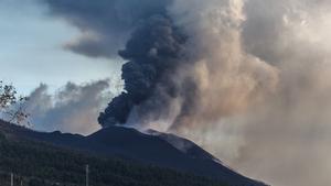 El Cabildo de La Palma aconseja el confinamiento por los altos niveles de dióxido de azufre del volcán