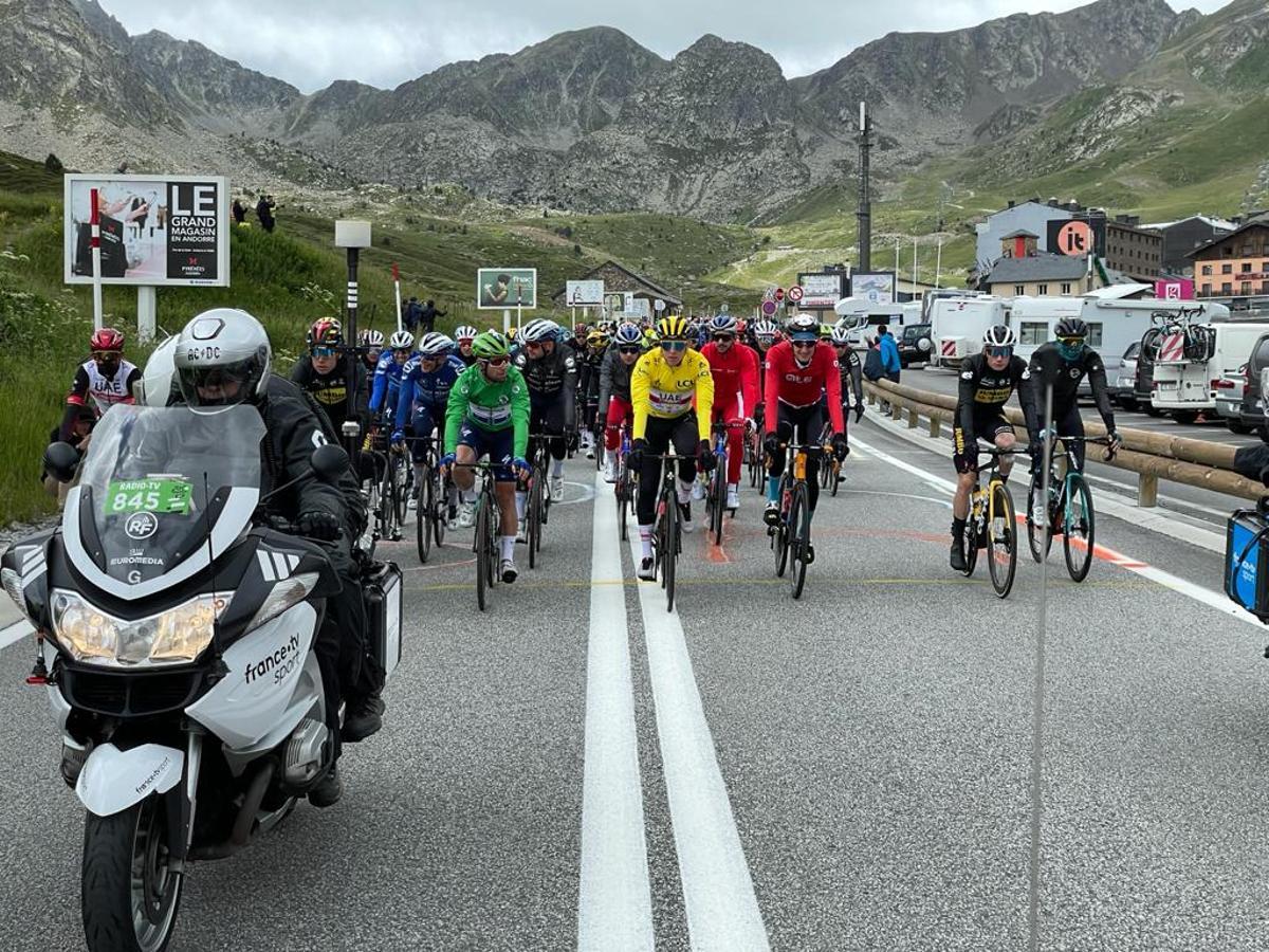 Los ciclistas del Tour, en el momento de abandonar Andorra.