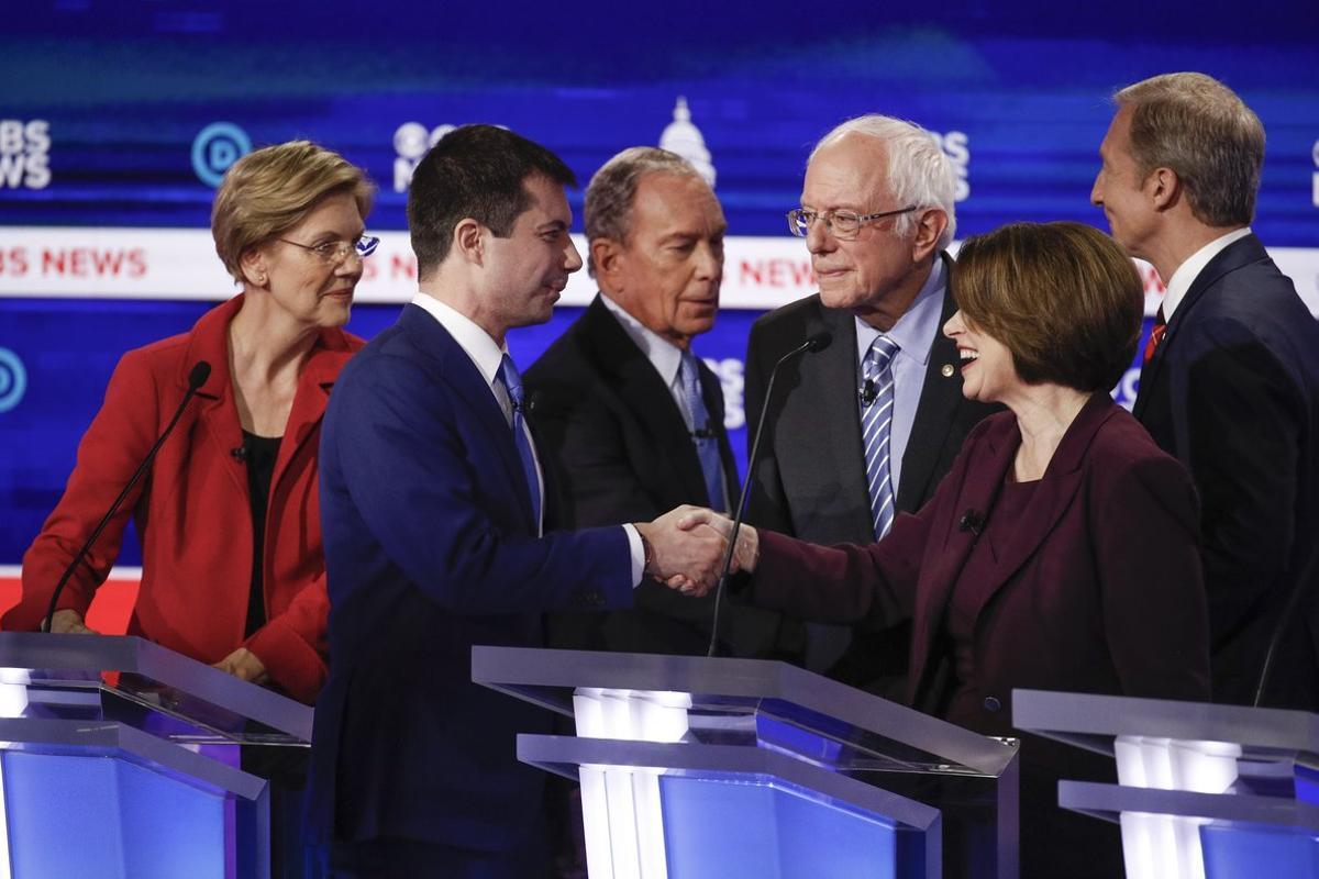 Bernie Sanders, rodeado por Elizabeth Warren, Pete Buttigieg, Mike Bloomberg, Amy Klobuchar y Tom Steyer, al final del debate de este martes en Charleston. Bernie Sanders, rodeado por Elizabeth Warren, Pete Buttigieg, Mike Bloomberg, Amy Klobuchar y Tom Steyer, al final del debate de este martes en Charleston.
