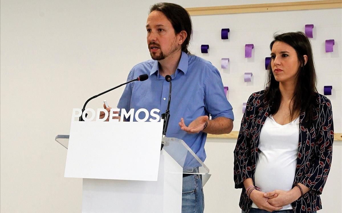 Pablo Iglesias e Irene Montero, al anunciar que consultarían a las bases de Podemos si debían dimitir. Pablo Iglesias e Irene Montero, al anunciar que consultarían a las bases de Podemos si debían dimitir.