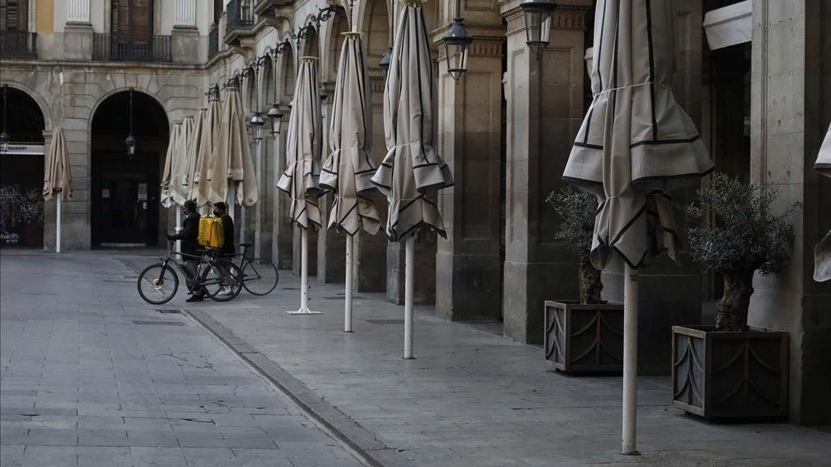 El TSJC mantiene el cierre de bares y restaurantes en Catalunya por la Covid-19. En la foto, terrazas cerradas en Barcelona.