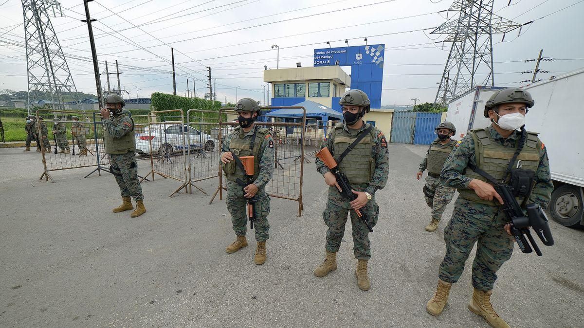 Fuerzas de seguridad delante de una cárcel ecuatoriana tras un motín, en imagen de archivo. Fuerzas de seguridad delante de una cárcel ecuatoriana tras un motín, en imagen de archivo.