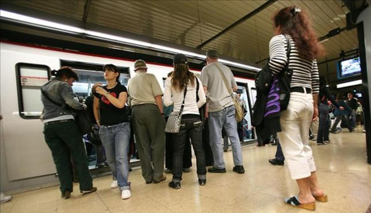 Un grup de carteristes, al metro de Barcelona.