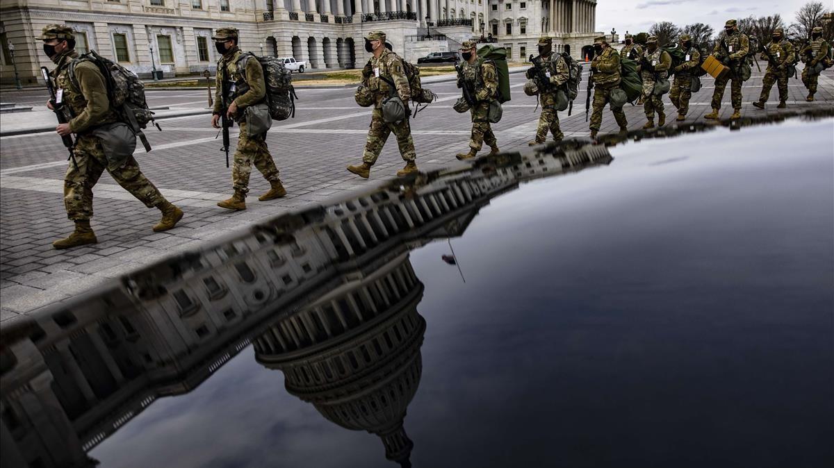 Soldados de la Guardia Nacional de Virginia marchan por el este desde el Capitolio de los Estados Unidos en su camino a sus puestos de guardia.