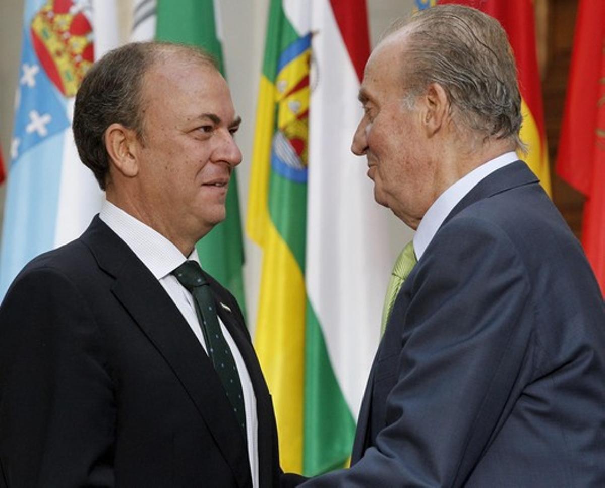El Rey (derecha) saluda al presidente de Extremadura, José Antonio Monago, a su llegada a la Conferencia de Presidentes, este martes.