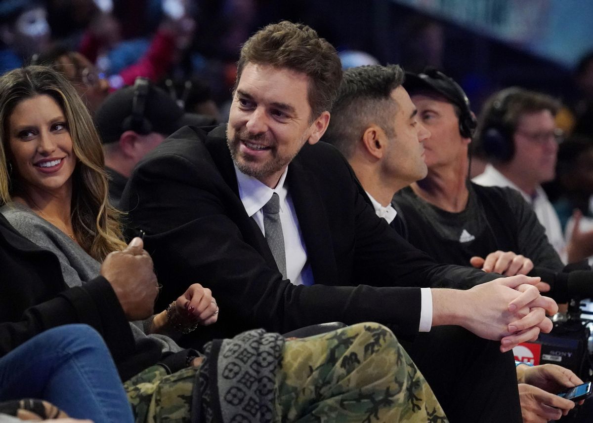 Pau Gasol junto a su mujer Cat McDowell, entre el público de un partido de la NBA Pau Gasol junto a su mujer Cat McDowell, entre el público de un partido de la NBA