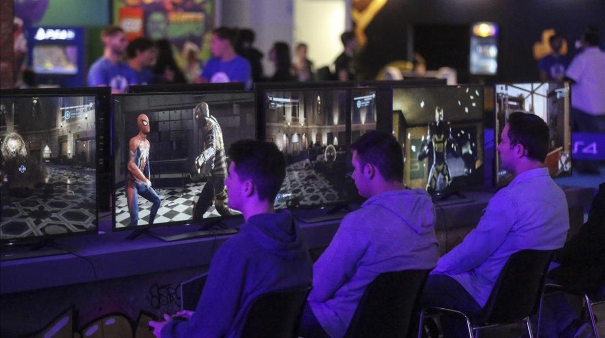 Varias personas prueban un videojuego en en la Barcelona Games World.
