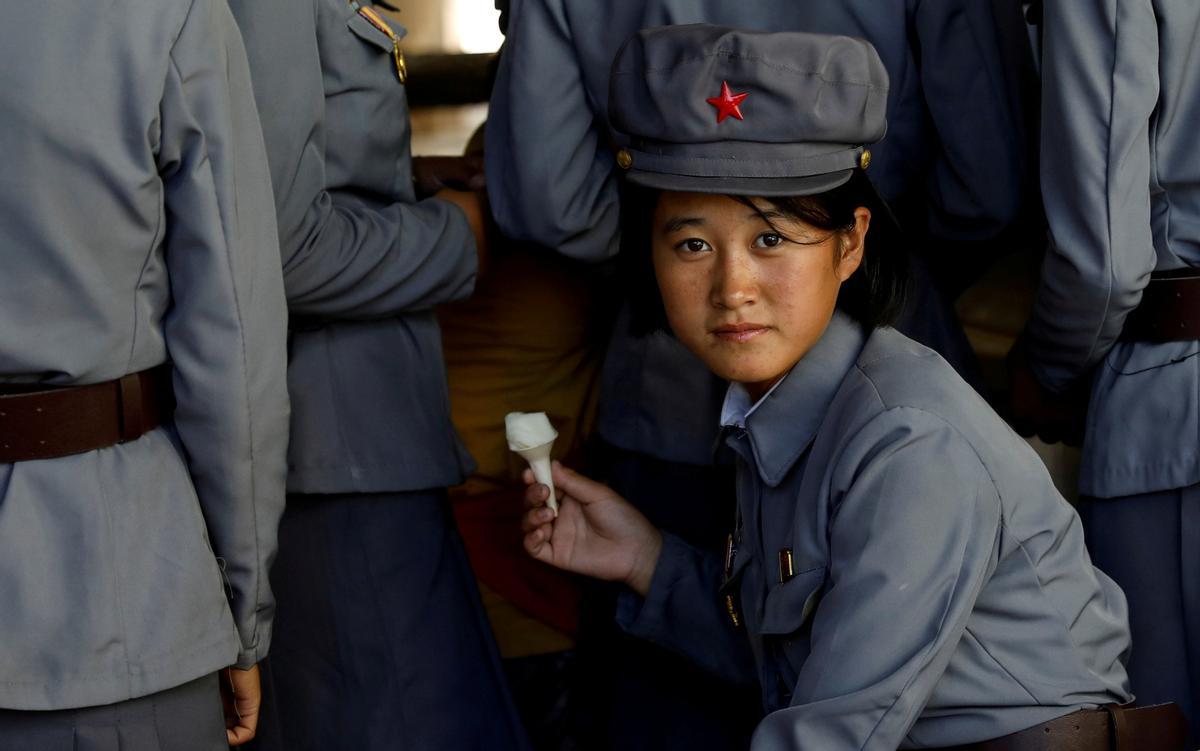 Una joven soldado norcoreana se come un helado durante una visita en el zoo de Pyongyang, en una imagen de 2018.
