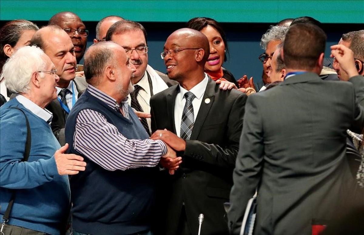 El alcalde de Johannesburgo, Parks Tau (en el centro), es felicitado en la reunión de Quito tras ser elegido presidente de la asociacion Ciudades y Gobiernos Locales Unidos.