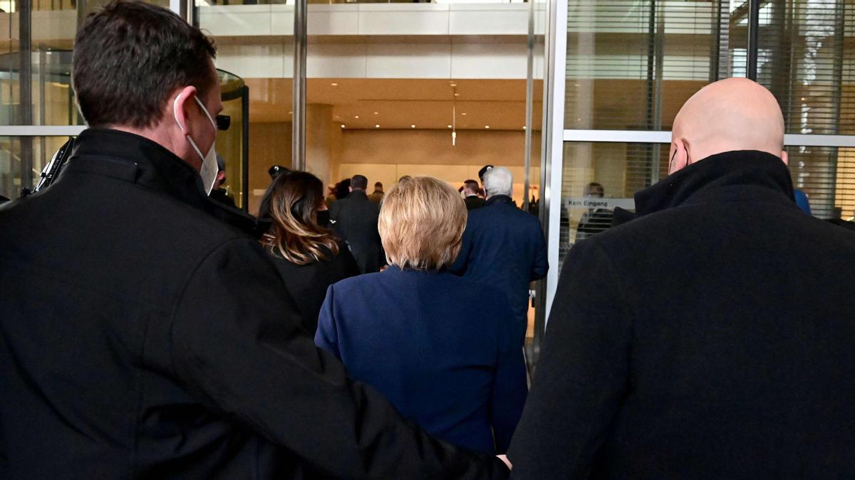 Merkel entrando en el edificio para la votación del nuevo canciller