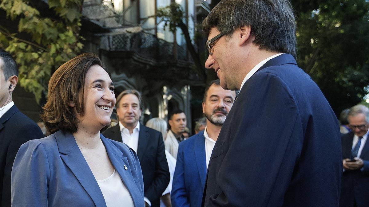 Ada Colau y Carles Puigdemont conversan tras las ofrendas florales de la pasada Diada.