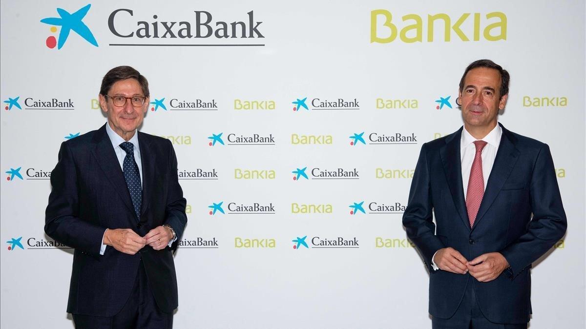 José Ignacio Goirigolzarri, entonces presidente de Bankia y hoy de CaixaBank, y Gonzalo Gortázar, consejero delegado del banco catalán, en la presentación de la fusión de las dos entidades hace justo un año.