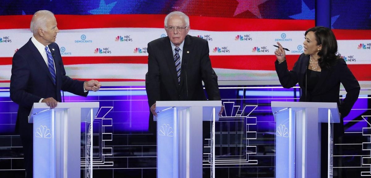 De izquierda a derecha, Joe Biden, Bernie Sanders y Kamala Harris, durante el segundo debate demócrata, en Miami. De izquierda a derecha, Joe Biden, Bernie Sanders y Kamala Harris, durante el segundo debate demócrata, en Miami.