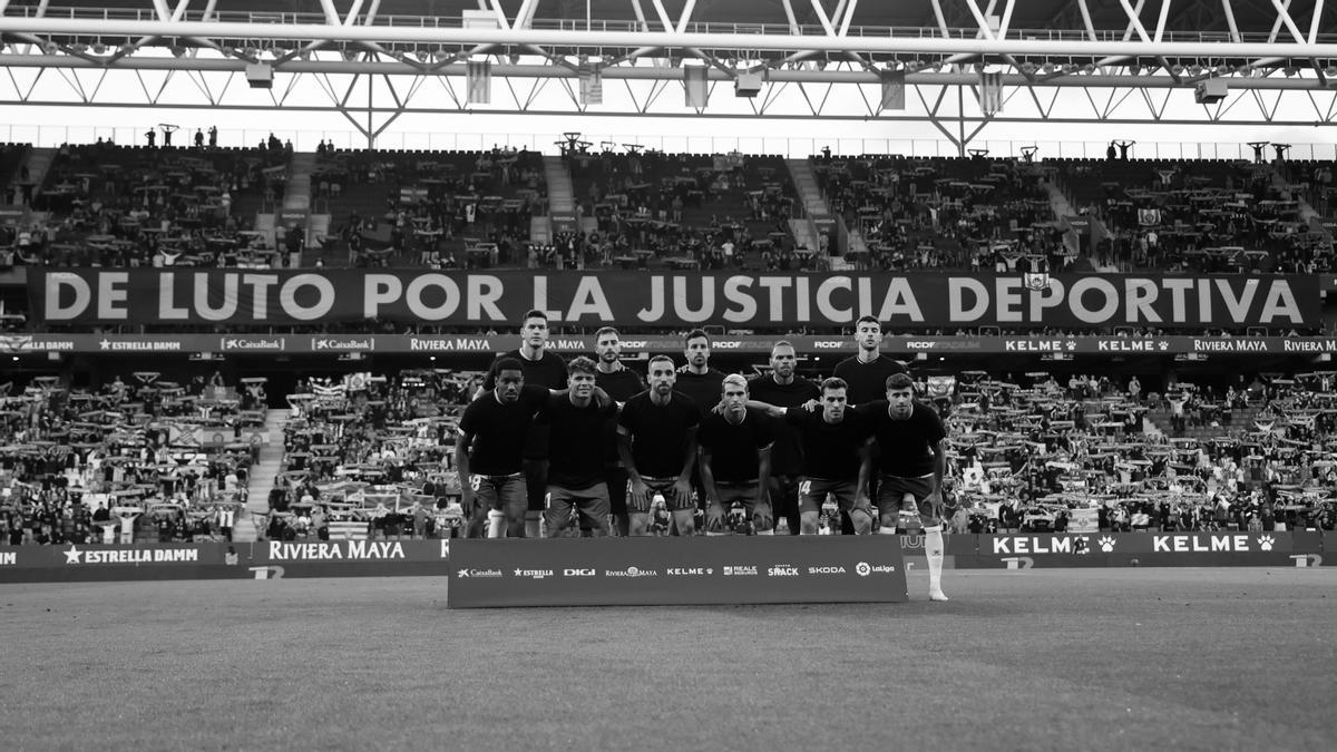L’amarg adeu de l’Espanyol: pancartes, samarretes negres, pilotes de tennis, xiulets i un minut passiu