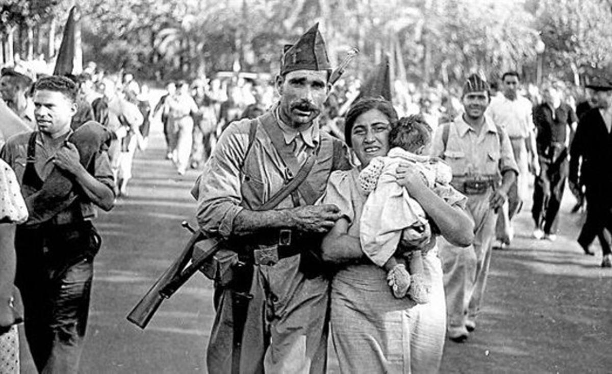 EL ADIÓS 3 Un miliciano se despide de su esposa e hijo antes de partir al frente de Aragón, en julio de 1936.