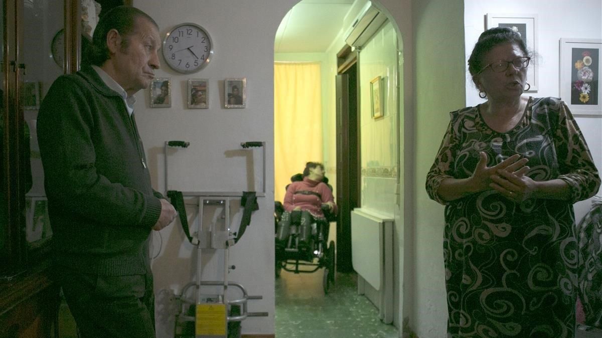 Joan, Carme y Macarena viven en un pequeño piso del barrio de Hostafrancs, en Barcelona. Joan, Carme y Macarena viven en un pequeño piso del barrio de Hostafrancs, en Barcelona.