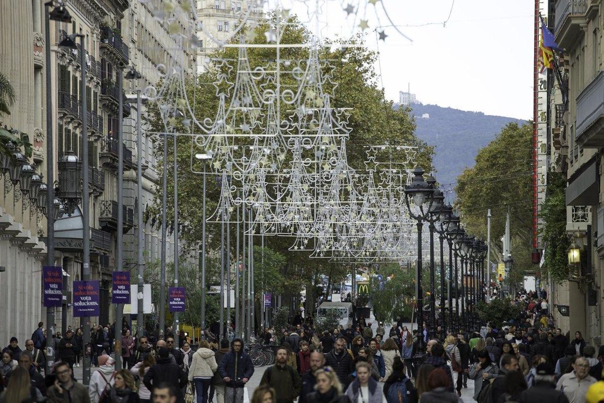 Una calle adornada con diseños de Navidad en Barcelona. Una calle adornada con diseños de Navidad en Barcelona.