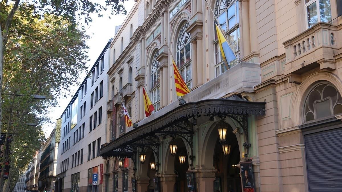 Las banderas del Liceu ondean este sábado a media asta tras la muerte de Montserrat Caballé. Las banderas del Liceu ondean este sábado a media asta tras la muerte de Montserrat Caballé.