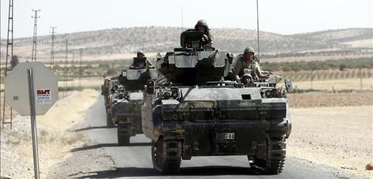 Soldados turcos con tanques regresan de una misión en Siria. Soldados turcos con tanques regresan de una misión en Siria.
