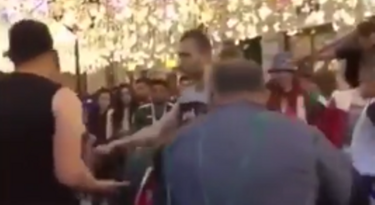 El vídeo del joven mexicano que trató de detener a los dos aficionados rusos que se peleaban. 