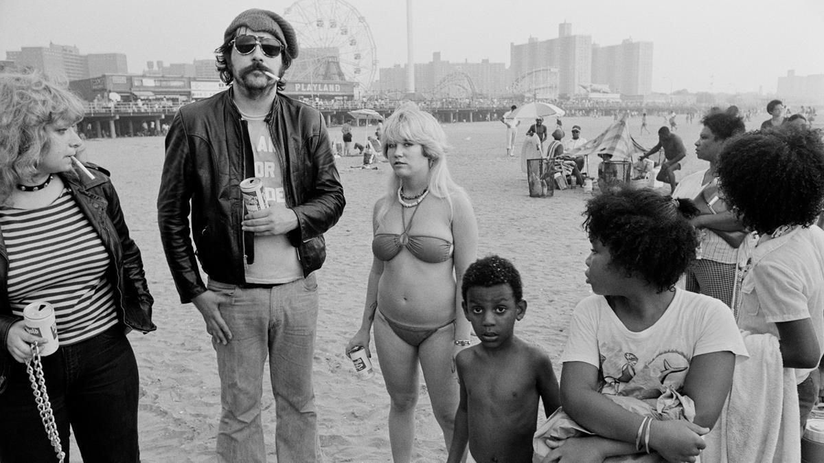 Lester Bangs, cuero y cerveza en la playa de Coney Island, en Nueva York, en la década de 1970. Lester Bangs, cuero y cerveza en la playa de Coney Island, en Nueva York, en la década de 1970.