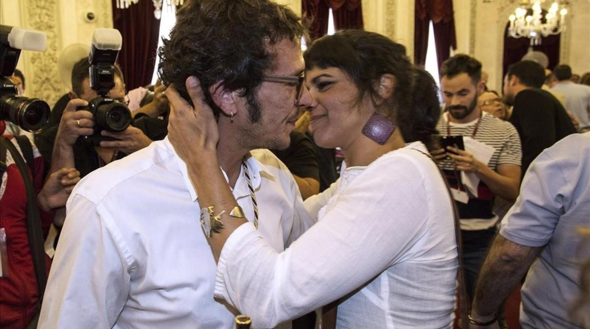 Teresa Rodríguez felicita al alcalde de Cádiz, su pareja, tras ser elegido al frente del Ayuntamiento, en el 2015.