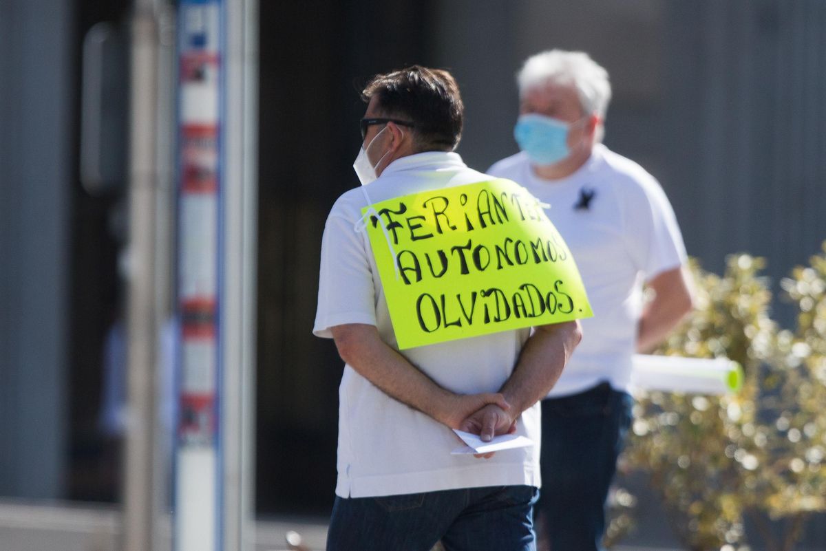 Un feriante madrileño protesta por la falta de ayudas Junio 2020. Un feriante madrileño protesta por la falta de ayudas Junio 2020.