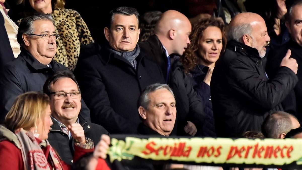 El ministro de Interior Juan Ignacio Zoido en el palco del Sánchez-Pizjuán, en Sevilla, el Día de Reyes. El ministro de Interior Juan Ignacio Zoido en el palco del Sánchez-Pizjuán, en Sevilla, el Día de Reyes.