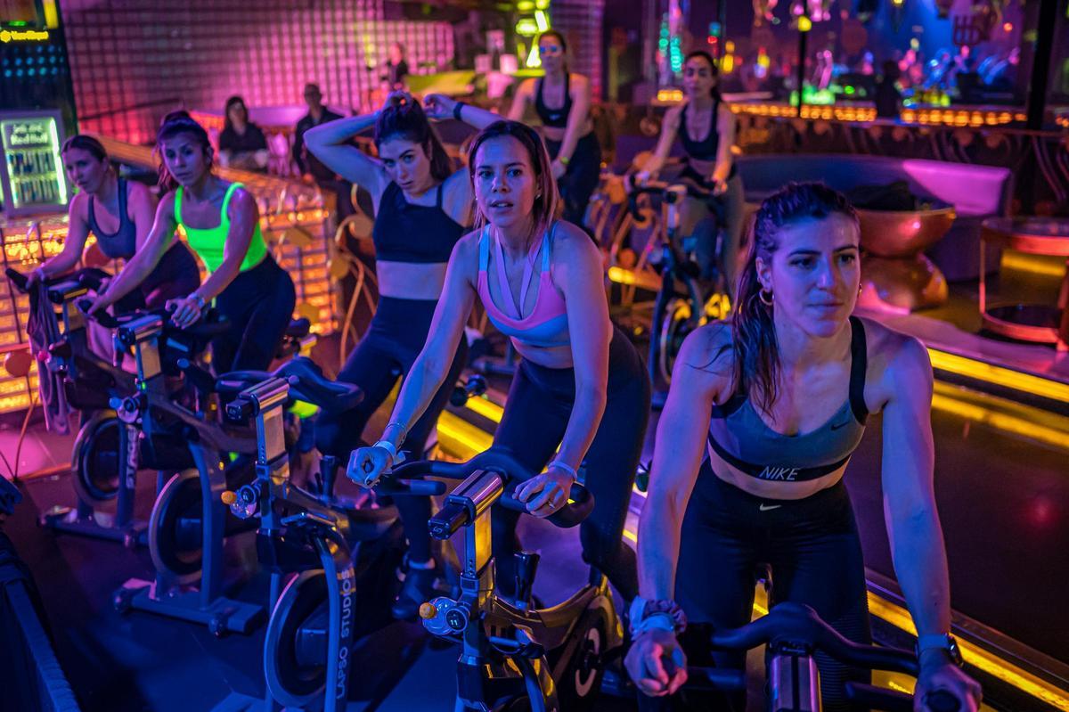 Sesión de ciclismo 'indoor' de Lapso Studios en la discoteca Bling ...