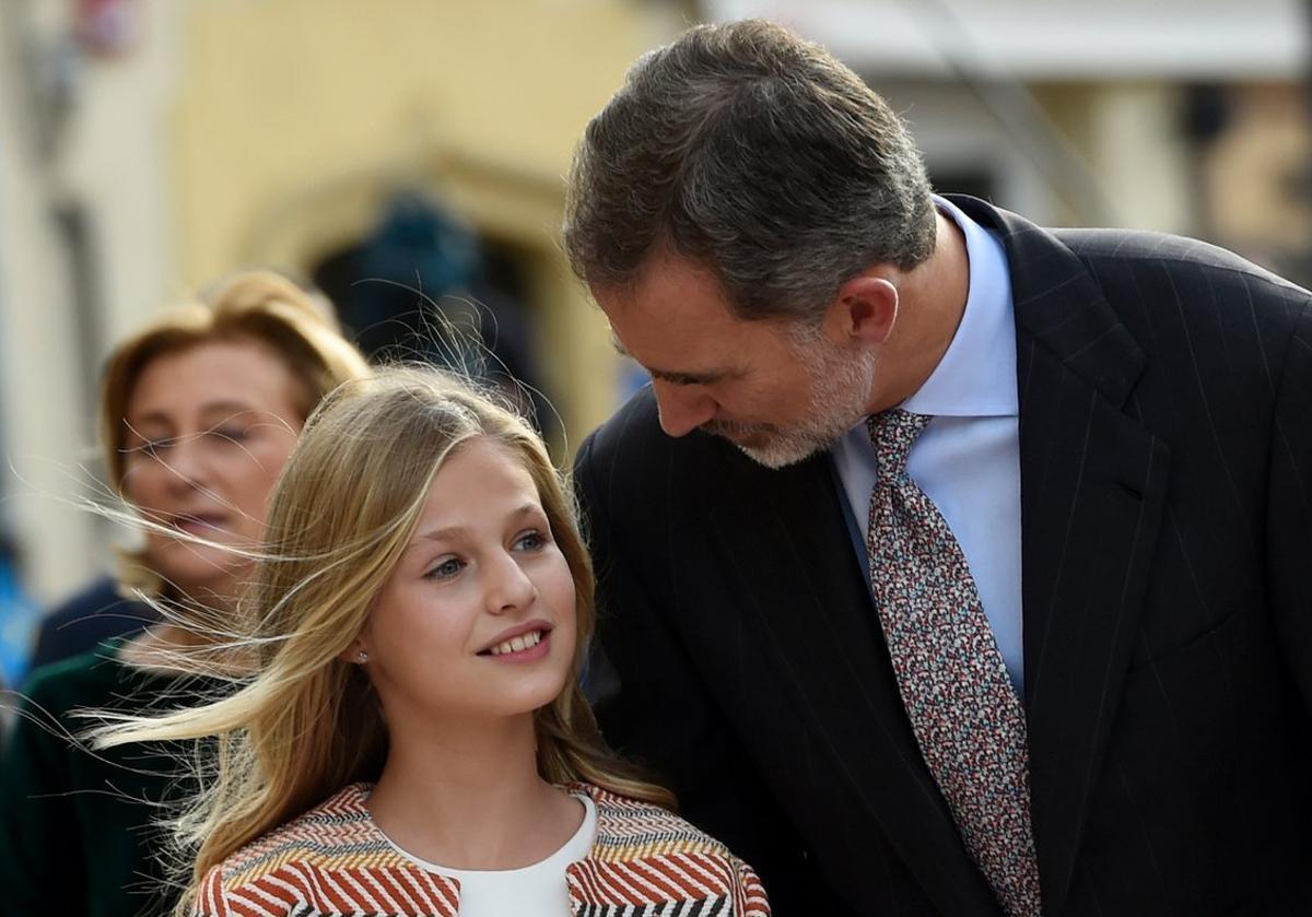 El Rey habla con su hija Leonor, el pasado día 17, en Oviedo.
