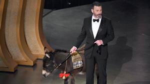 Jimmy Kimmel con un burrito en la ceremonia de los Oscar.