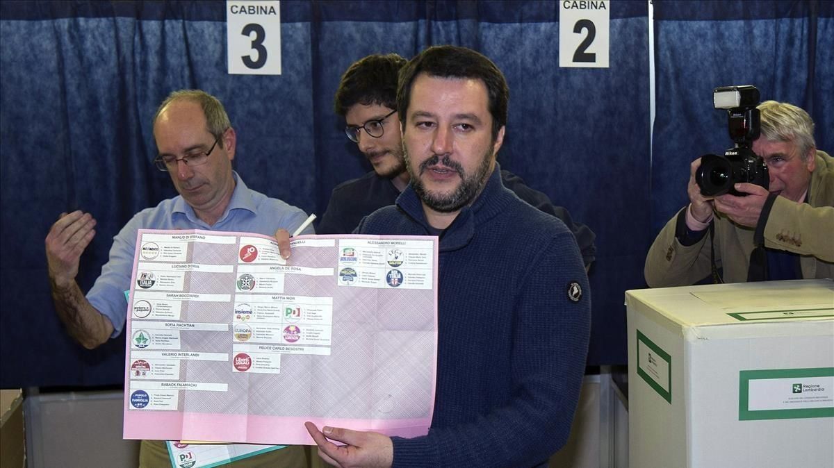Matteo Salvini muestra su papeleta en el colegio electoral donde ha votado, en Milán. Matteo Salvini muestra su papeleta en el colegio electoral donde ha votado, en Milán.