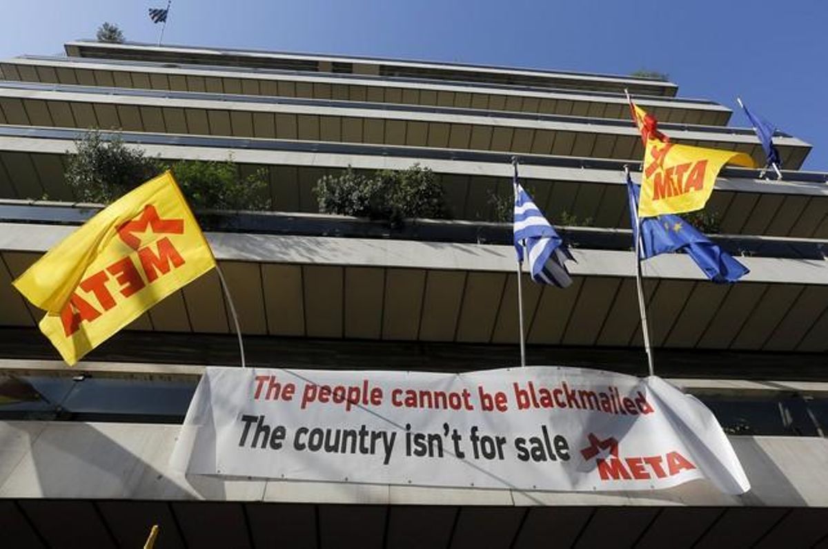 Pancartas contra los acreedores de Grecia, en la sede de la UE en Atenas, este miércoles. Pancartas contra los acreedores de Grecia, en la sede de la UE en Atenas, este miércoles.